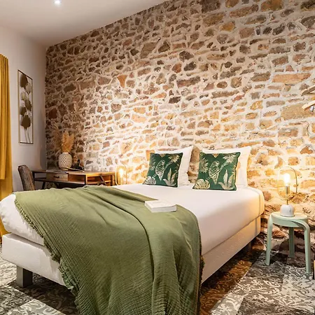 Contact Le Savigny & Hotell Blacé