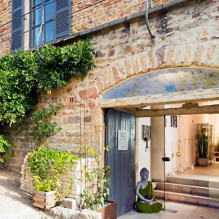 Contact Le Savigny & Отель 3*