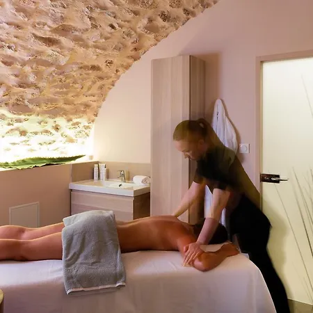 Contact Le Savigny & 3*