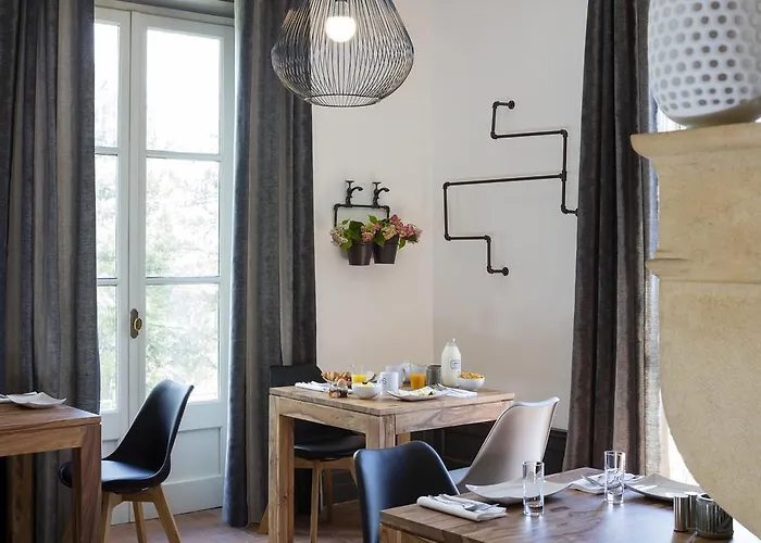 Contact Le Savigny & 3*