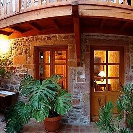 Contact Le Savigny & Hotell