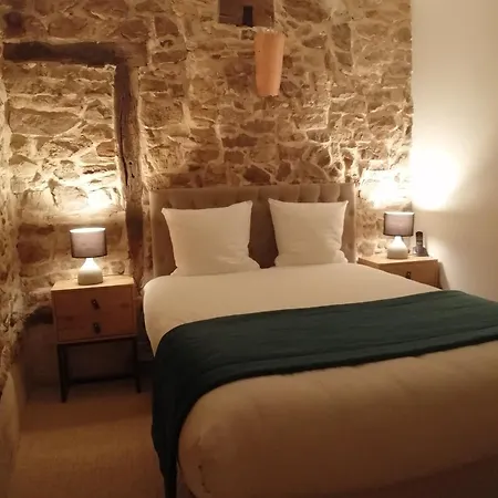 Contact Le Savigny & 3*
