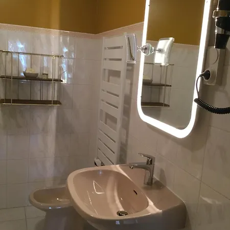 Hotel Contact Le Savigny & 3*