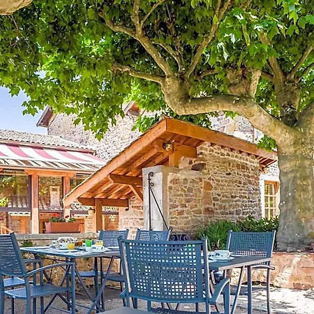 Contact Le Savigny & 3*