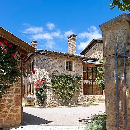 Contact Le Savigny & 3*