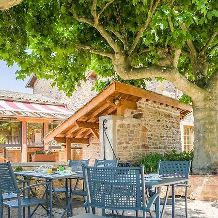 Contact Le Savigny & 3*
