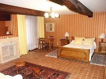 Contact Le Savigny & Hotell