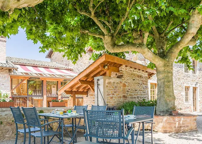 Contact Le Savigny & 3*